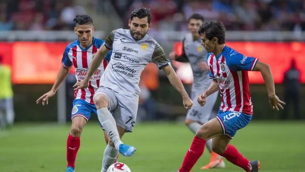 Les deben dos meses de salarios