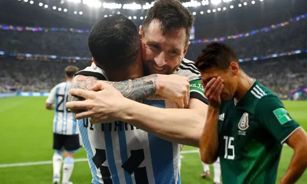 Lionel Messi abraza a jugador argentino (Fuente: CNN)