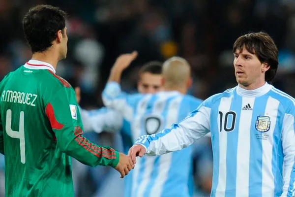 Lionel Messi coincidieron en el FC Barcelona, y se enfrentaron en variass ocasiones a nivel de selección, pero Márquez no obtuvo nunca la playera del crack argentino.