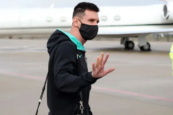 Lionel Messi enciende las redes sociales al aparecer con la playera que defendería para la siguiente temporada.