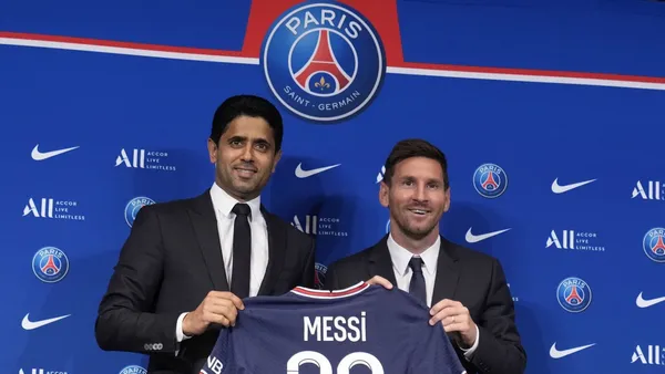 Lionel Messi revolucionó el mundo del fútbol y así se lo han hecho sentir los fanáticos del Paris Saint-Germain al llegar a la Ciudad Luz. Uno de los aspectos más impresionantes de este fichaje es el contrato que le ofreció el club parisino. Conoce cada detalle del mismo.