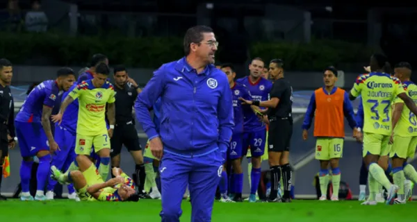 Lo primero que hizo Joaquín Moreno luego de ver el codazo de su jugador a Ricard Sánchez.