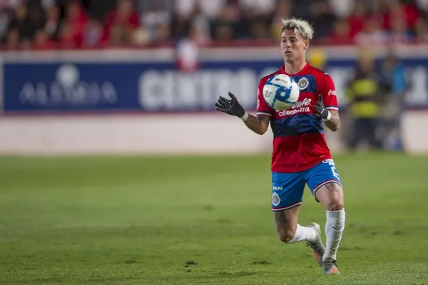 Lo que hizo Calderón con su primer sueldo en Chivas