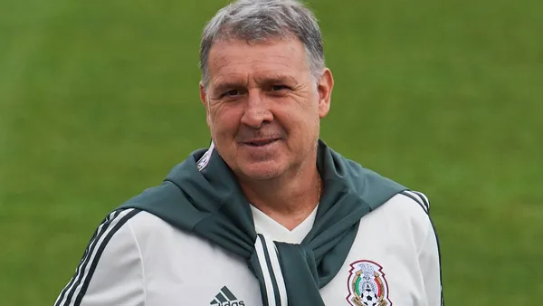 Los apodos son algo característico en una sociedad. Tanto así que nadie se salva de ellos, y en el fútbol se escriben algunos de los cuales hasta cierto punto desconocemos su origen tal es el caso del entrenador de la Selección Mexicana que a la fecha aún no se sabe ¿Por qué le apodan Tata?