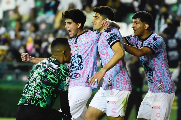 Los campeones llegan como los favoritos.