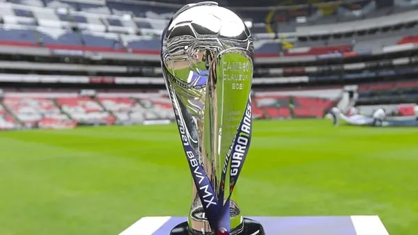 Los clubes han alzado el trofeo.