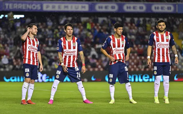 Los jugadores llevan una vida fuera de las canchas y en ese tenor, un futbolista de Chivas le pidió matrimonio a su novia, con quien espera a su segundo hijo.
