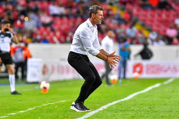 Los rojinegros estarían viviendo sus últimos momentos con Diego Cocca como técnico.