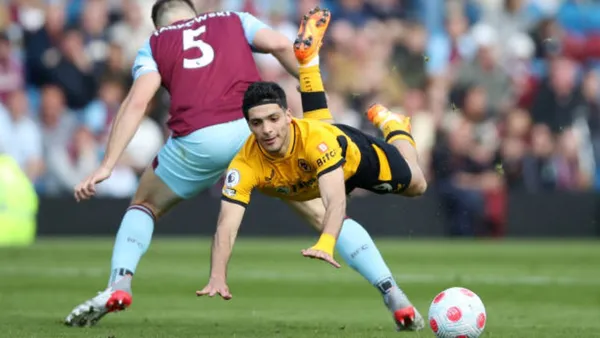 Los Wolves perdieron y relegan posiciones en busca de un cupo europeo, Jiménez no jugó como centro delantero