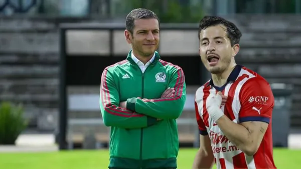 Lozano mirando a Mozo con Chivas