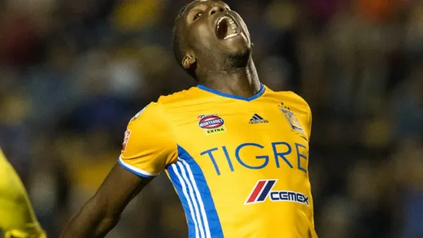 Luis Advíncula durante su etapa con Tigres