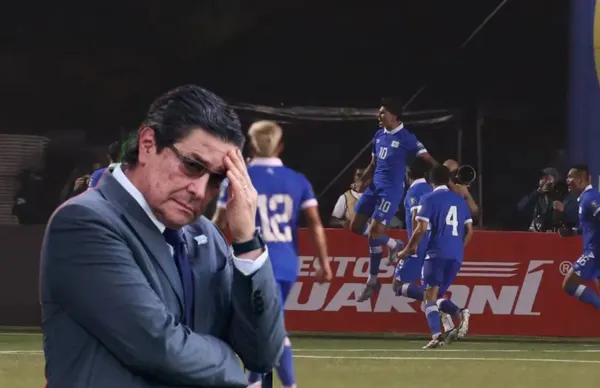 Luis Fernando Tena y jugadores de El Salvador/ Foto Prensa Libre.