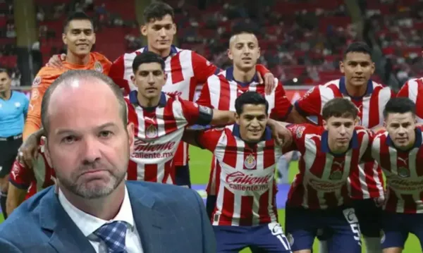 Luis García expone crítica en Azteca, al fondo el combinado de Chivas (Fuente: Azteca y Mexsports)