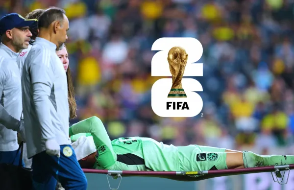 Luis Malagón salió en camilla luego de una lamentable acción en su propia área al tratar de despejar.