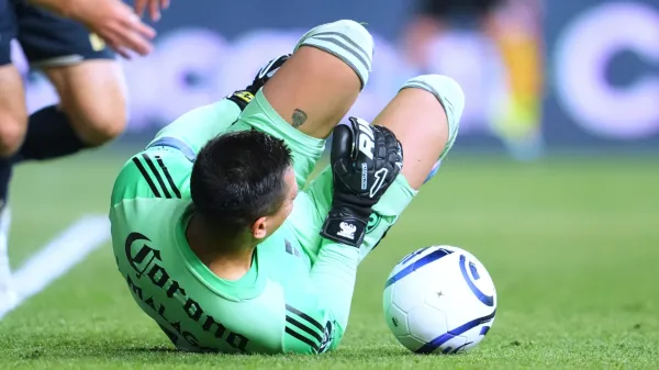 Luis Malagón se toma el talón luego de sentir molestias