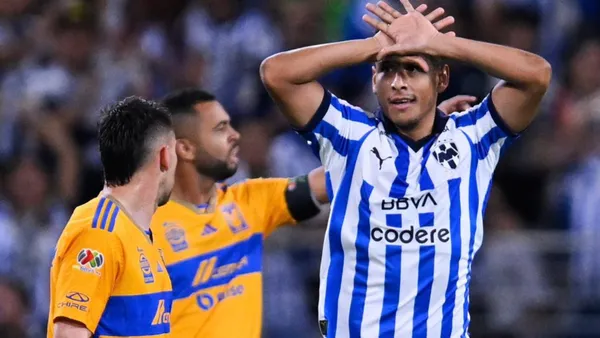 Luis Romo anoto en el clásico regio, pero por esto salio de la cancha en el primer tiempo Foto: DLPTLV