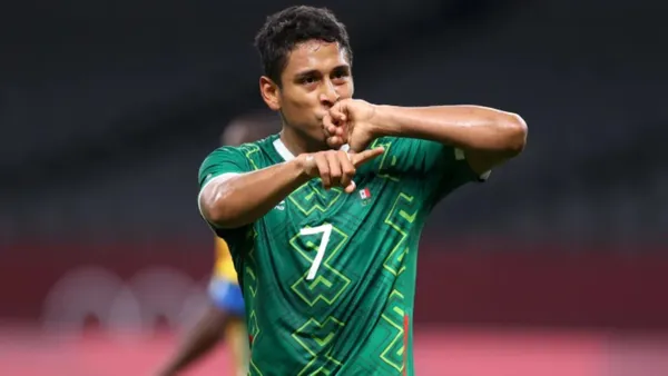 Luis Romo con la camiseta de la Selección de México. (Foto: 90min)
