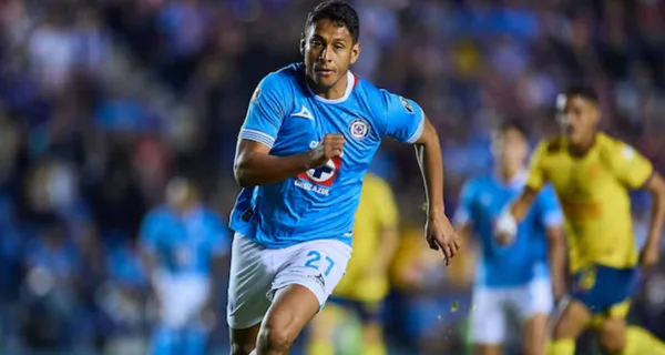 Luis Romo disputa una pelota en un juego entre América vs Cruz Azul (Fuente: Mexsports)