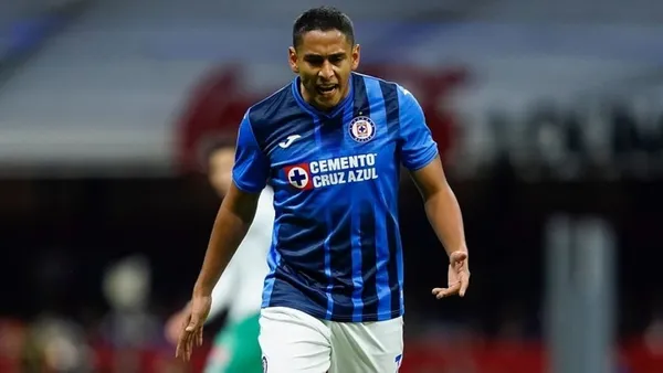 Luis Romo ha sido un habitual dentro del esquemade Juan Reynoso, pero esta tarde no salió ni a la banca en el duelo ante Pumas.