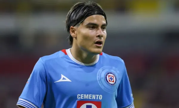 Luka Romero pelea una pelota en el campo (Fuente: Mexsports)