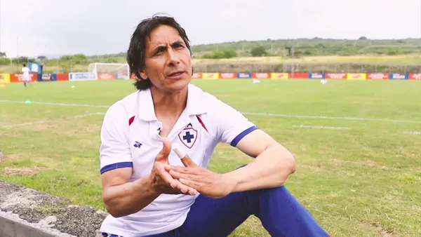 Lupillo Castañeda se mete hasta cocina a lavar platos y atender a los clientes