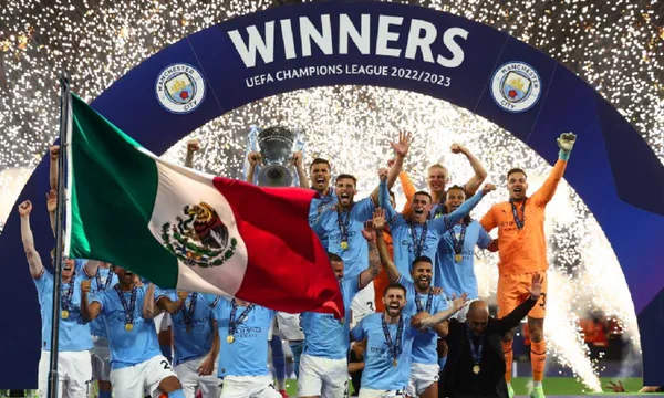 Manchester City campeón de la Champions League, a la izquierda bandera de México / AFP