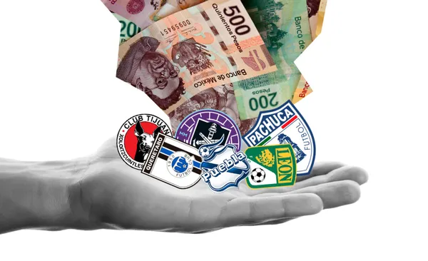 Mano que sostiene dinero y los escudos de los clubes de Multipropiedad (Fuente: Debate)