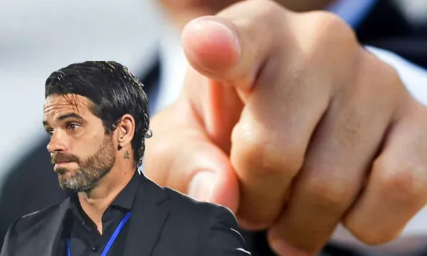 Mano señalando a una persona en una reunión (Fuente: Protocolo)