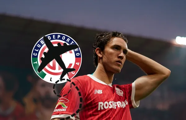 Marcel Ruiz y avión a su lado/Foto Toluca.