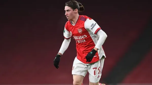 Marcelo Flores con la camiseta del Arsenal. (Foto: Mediotiempo)