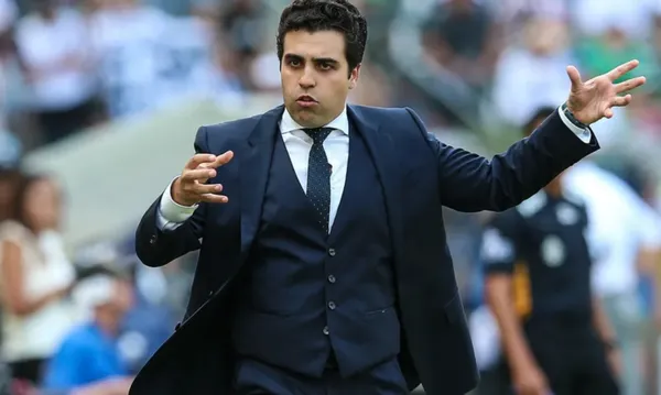 Marcelo Michel Leaño dirigiendo un juego de las Chivas (Fuente: Mexsports)