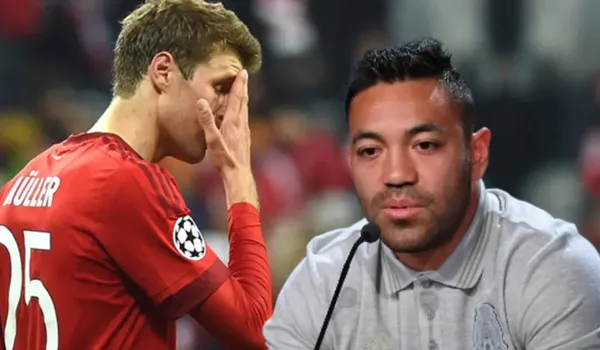 Marco Fabián en conferencia de prensa, mientras Müller se toma la cara / El Futbolero