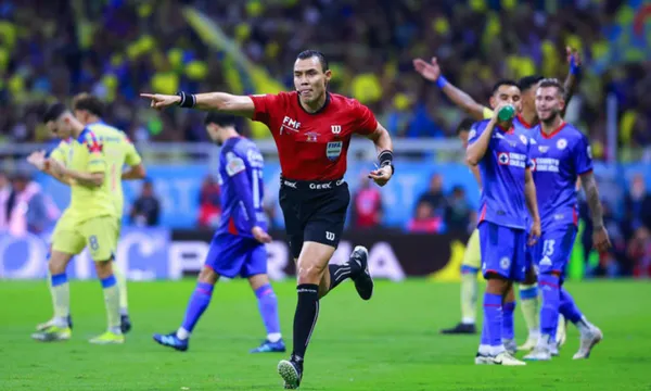 Marco Ortiz señala penal a favor del América en la final en el Azteca (Fuente: Imago)