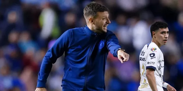 Martín Anselmi dando indicaciones en un partido del Cruz Azul. Foto: Mediotiempo