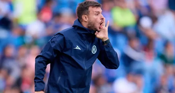 Martín Anselmi dirige al Cruz Azul en el estadio Azul (Fuente: Mexsports)