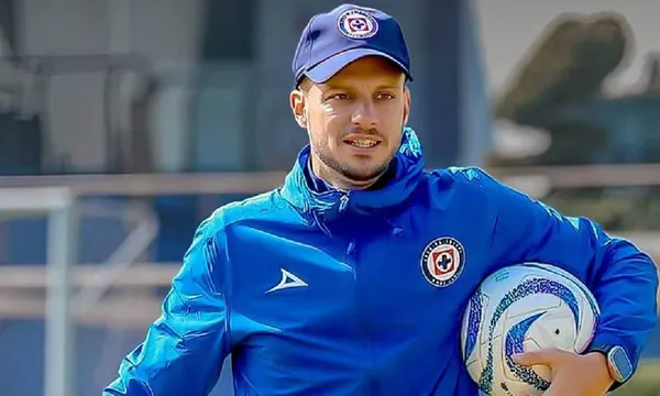 Martín Anselmi lleva una pelota en la práctica de Cruz Azul / Sports Media