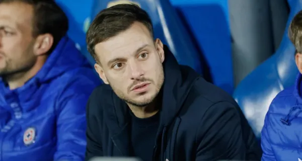 Martín Anselmi mira un juego de Cruz Azul desde la banca (Fuente: Mexsports)