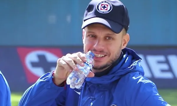 Martín Anselmi toma agua en práctica de Cruz Azul / Cruz Azul