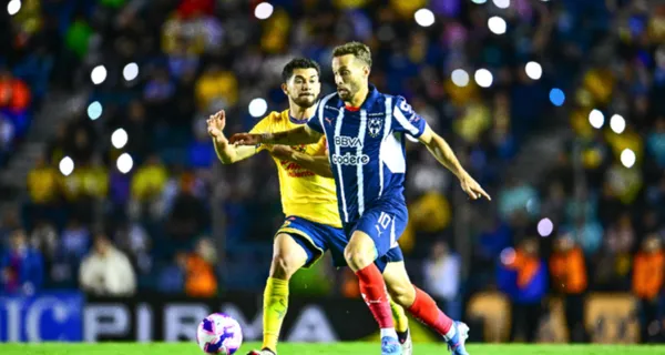 Martín y Canales disputan un balón en el centro del área (Fuente: Mexsports)