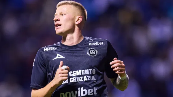 Mateusz Bogusz en un partido con Cruz Azul