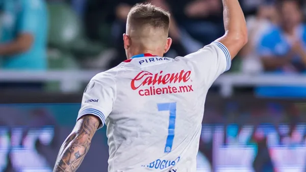 Mateusz Bogusz se estrenó con un golazo en México (Foto: Mexsport)