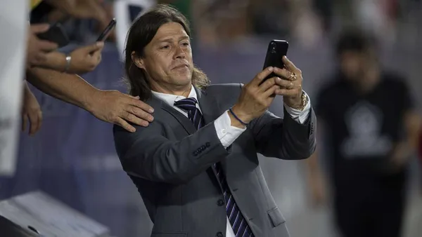 Matías Almeyda con aficionados de Chivas (Foto: MEXSPORT)