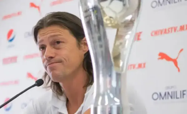 Matías Almeyda con el trofeo de la Liga MX, en conferencia (Fuente: Mexsports)