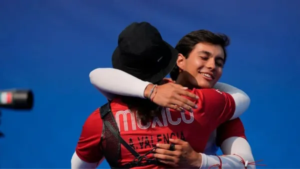 Matías Grande y Alejandra Valencia se abrazan. (Foto: MexSport)