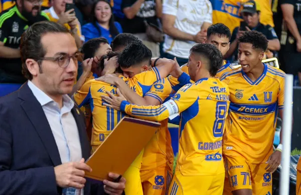 Mauricio Culebro y jugadores de Tigres/ Foto Podium Deportes.