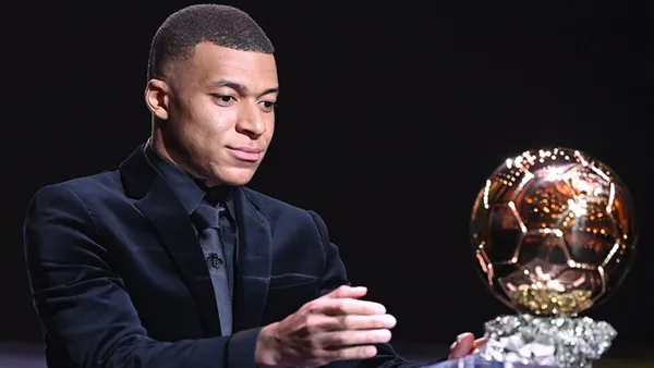 Mbappé entregando el Balón de Oro. | Foto: X oficial de @ballondor