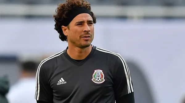 Mientras otros jugadores tiran su dinero en fiestas, la lección de Guillermo Ochoa.