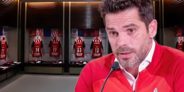 Mientras sus Chivas buscan su 1ra victoria, lo que hace Gago en el vestidor.