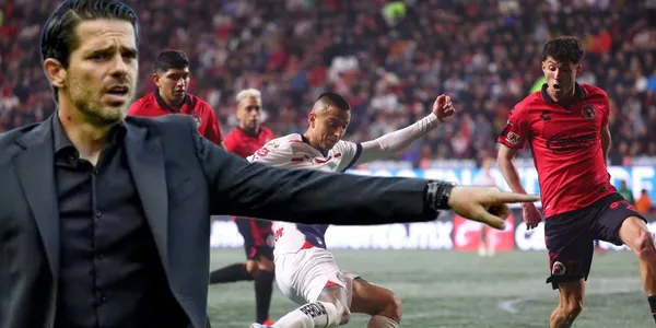 Mientras sus Chivas daba pena vs Xolos, esto es lo que hacía Gago en la banca.