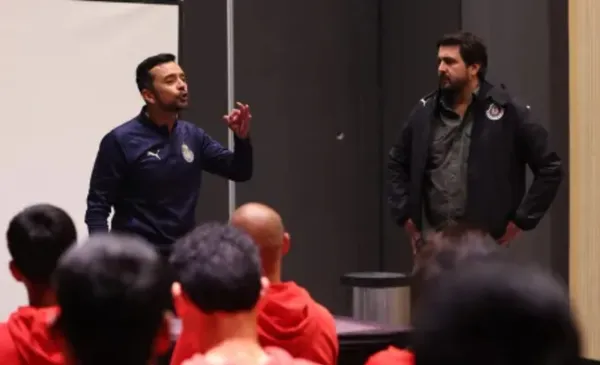 Mier presentado en las Chivas (Fuente: Chivas)